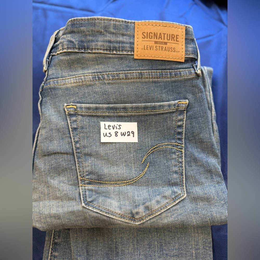 Signature by Levi Strauss Mid Rise Capri
